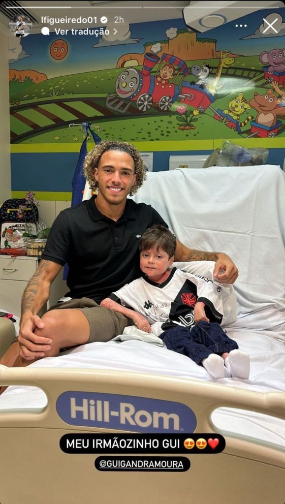 Figueiredo, do Vasco, visita Guilherme no hospital. Foto: Reprodução/Instagram
