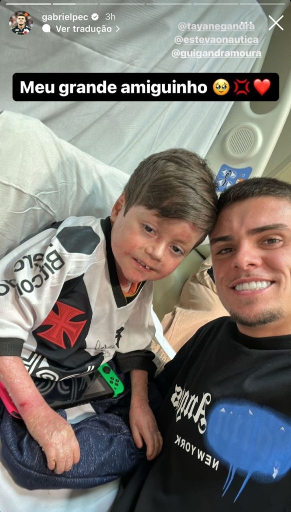 Gabriel Pec, do Vasco, visita Guilherme no hospital. Foto: Reprodução/Instagram