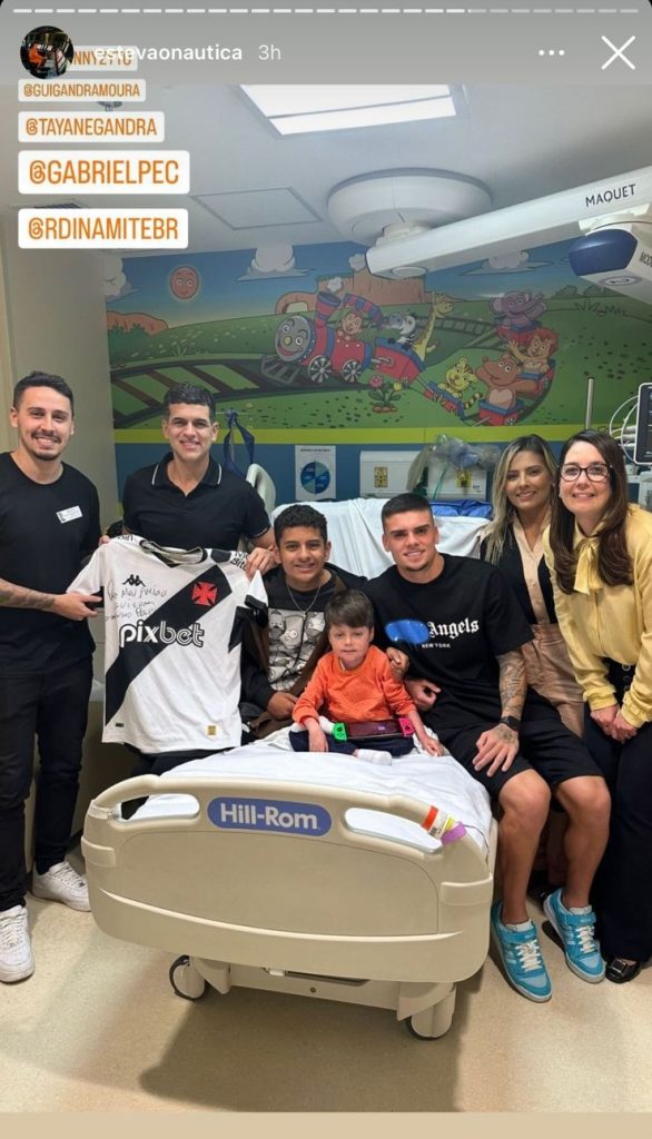 Guilherme recebe visita e ganha camisa do Vasco no hospital. Foto: Reprodução/Instagram