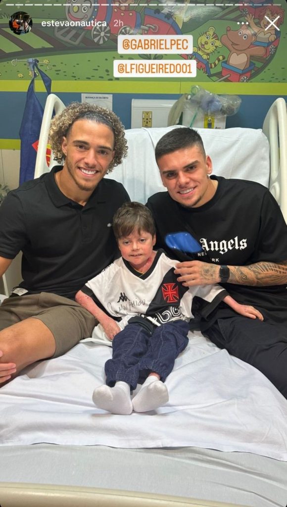 Figueiredo e Gabriel Pec, do Vasco, visita Guilherme no hospital. Foto: Reprodução/Instagram