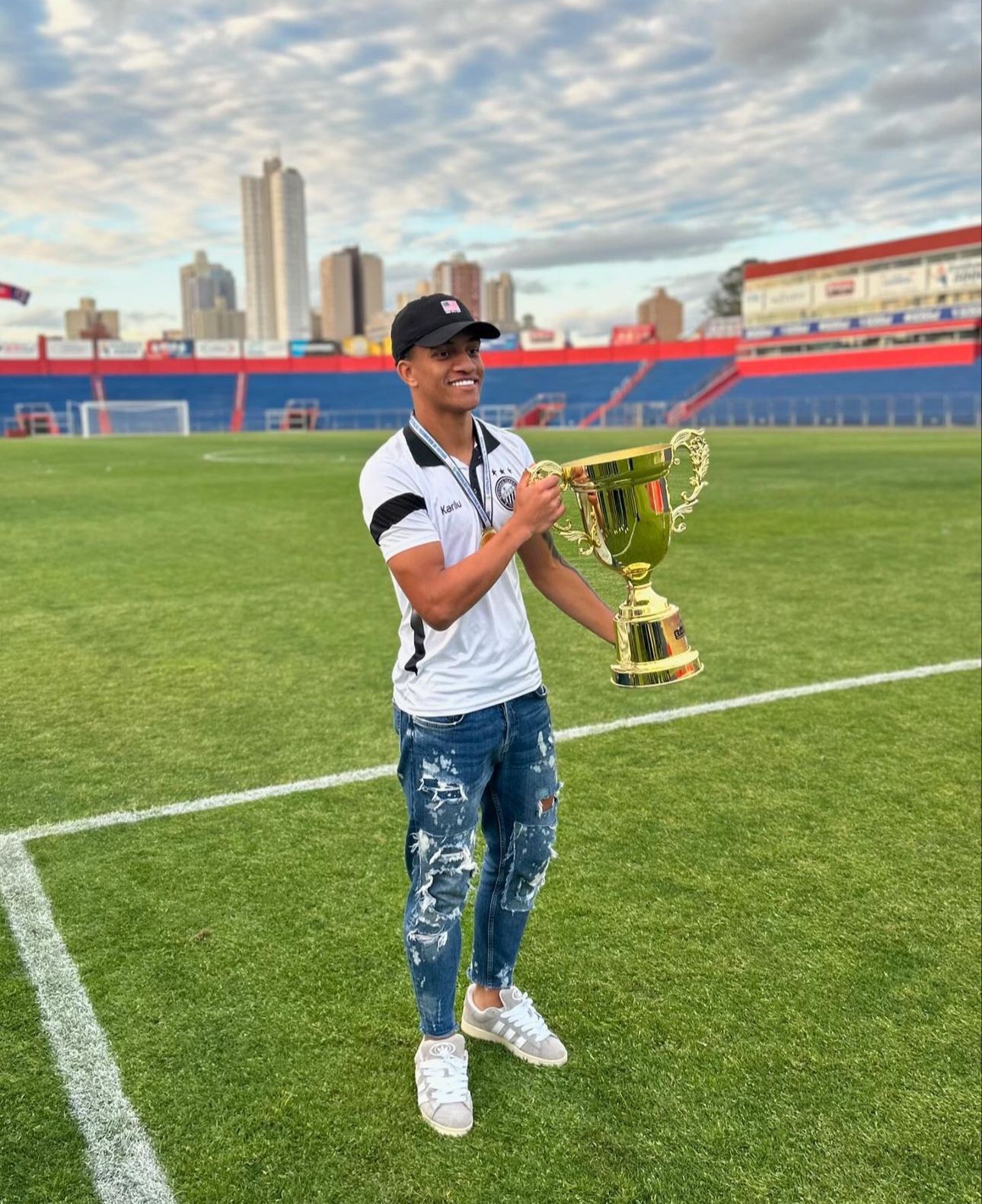 Ryan Santos posa com a taça de campeão. Foto: Foto: Divulgação / Operário Ferroviário