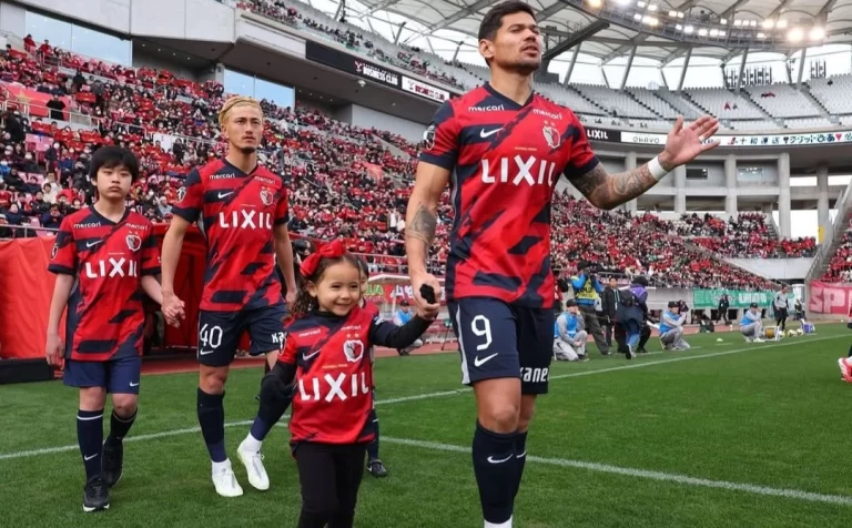 Léo Ceará, atacante e camisa 9 do Kashima Antlers. Foto: Divulgação/Kashima Antlers