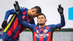 Luan Dias, meia do Suwon FC, da Coreia do Sul, comemora gol contra o Ulsan HD, em jogo pela K-League 1. Foto: Divulgação/Suwon FC