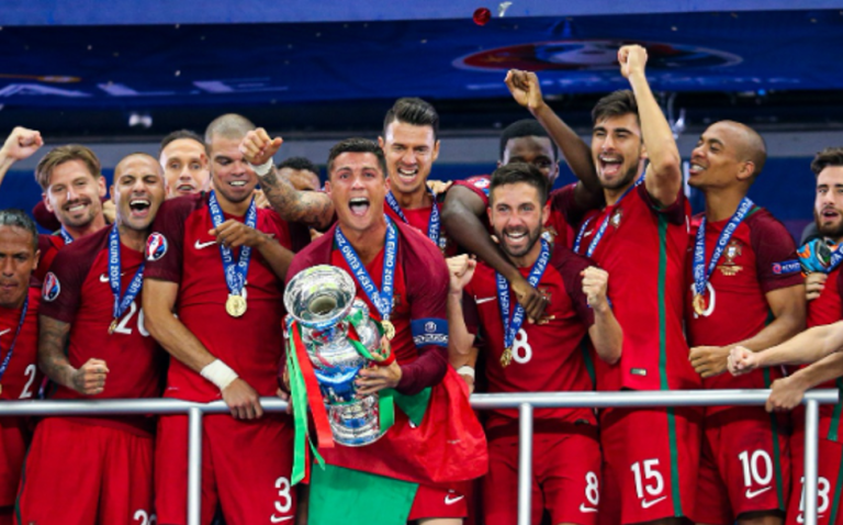 Jogadores de Portugal celebram conquista da Eurocopa em 2016