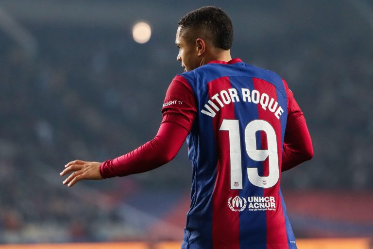 Vitor Roque, em campo pelo Barcelona