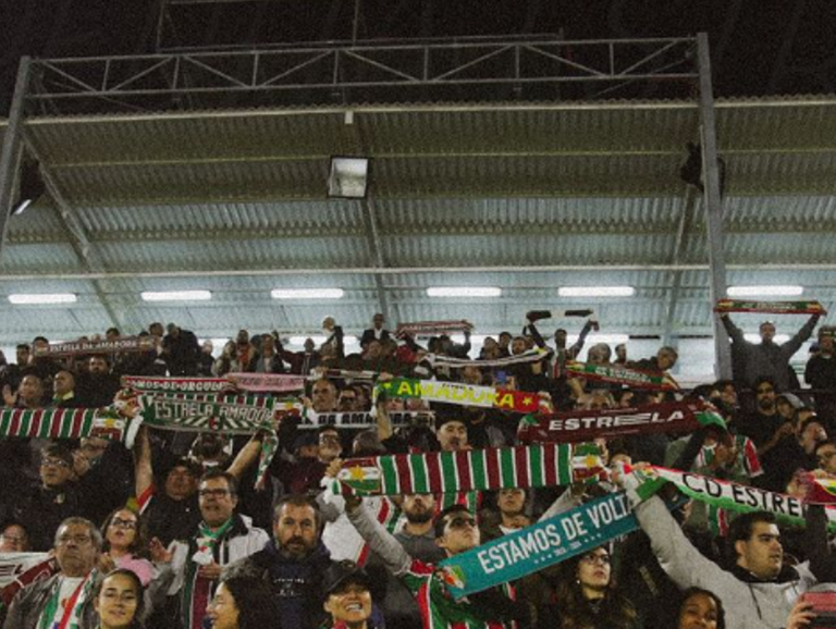 Torcedores do Estrela da Amadora nas arquibancadas