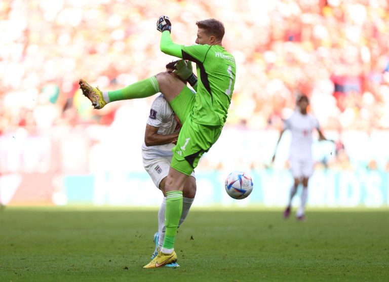 Wayne Hennessey, goleiro do País de Gales, é expulso