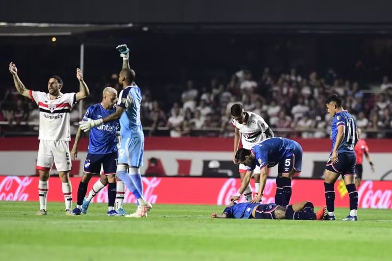 Izquierdo, do Nacional, passa mal no Morumbis