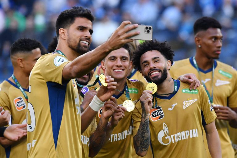 Claudinho e Mantuan campeões com o Zenit (Foto: Olga Maltseva / AFP)