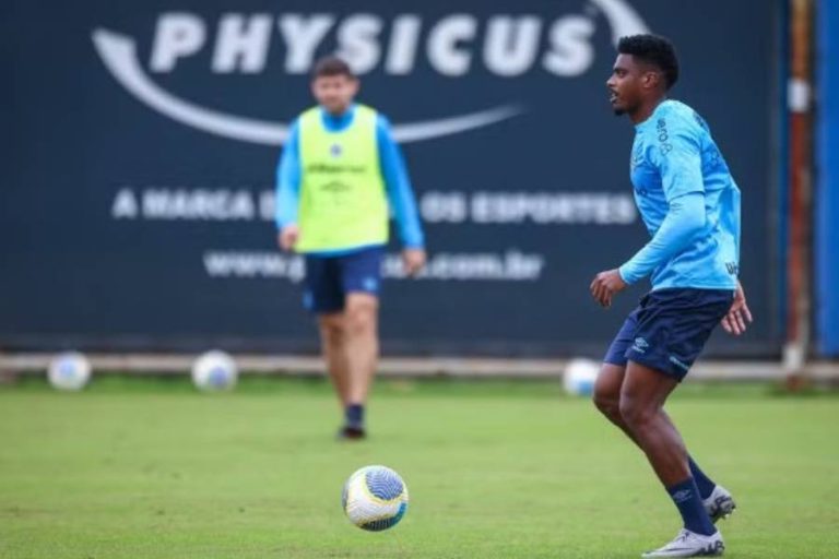 Jemerson em treino do Grêmio