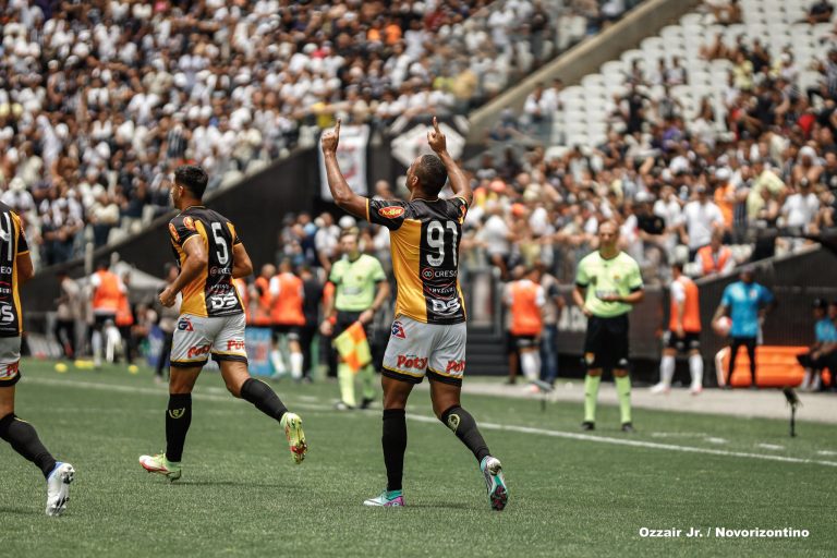 Jenison marcou três gols contra o Corinthians