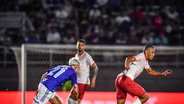 Jhon Jhon e Barreal em Bragantino x Cruzeiro