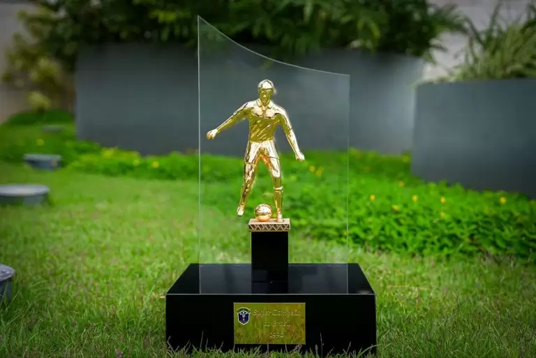 Réplica da Supercopa do Brasil entregue ao Grêmio