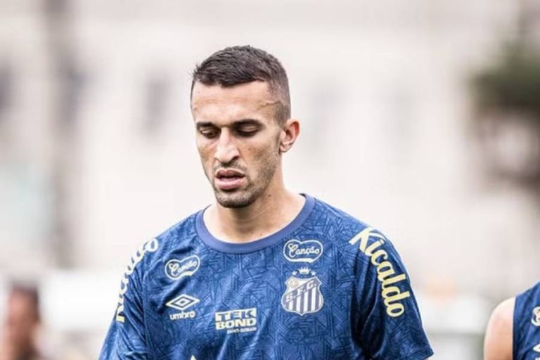 João Schmidt durante treino do Santos