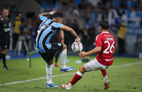 Jogador de Gremio x Internacional disputando bola pelo Campeonato Gaúcho