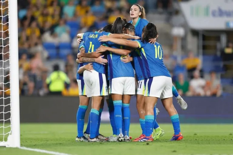 Jogadoras do Brasil comemoram gol contra a Austrália