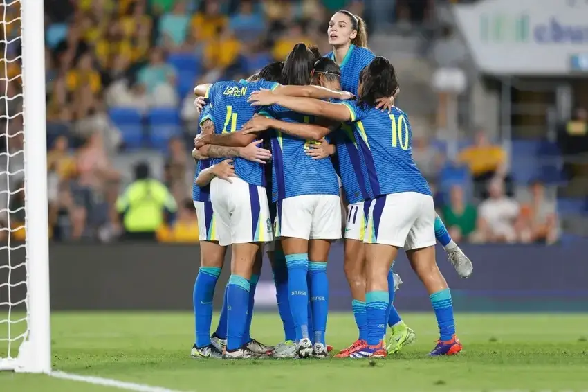 Jogadoras do Brasil comemoram gol contra a Austrália