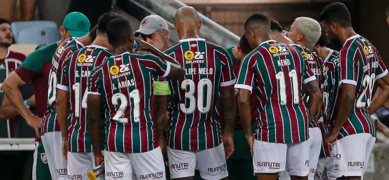 Jogadores do Fluminense recebem instruções