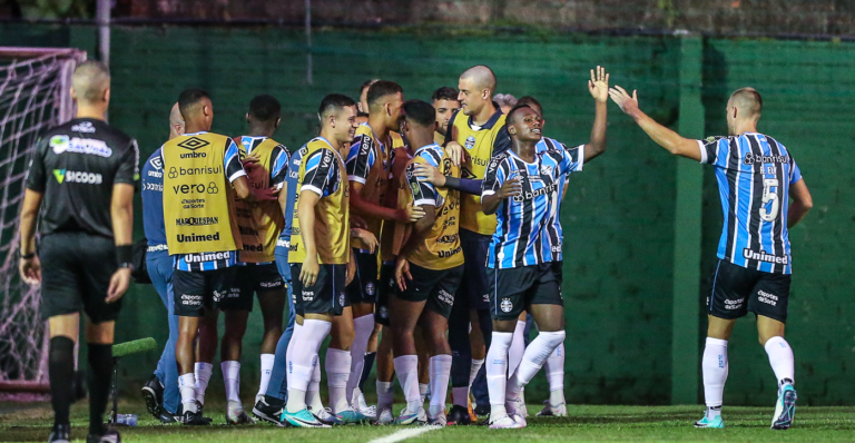 Jogadores do Grêmio celebram gol diante do Avenida