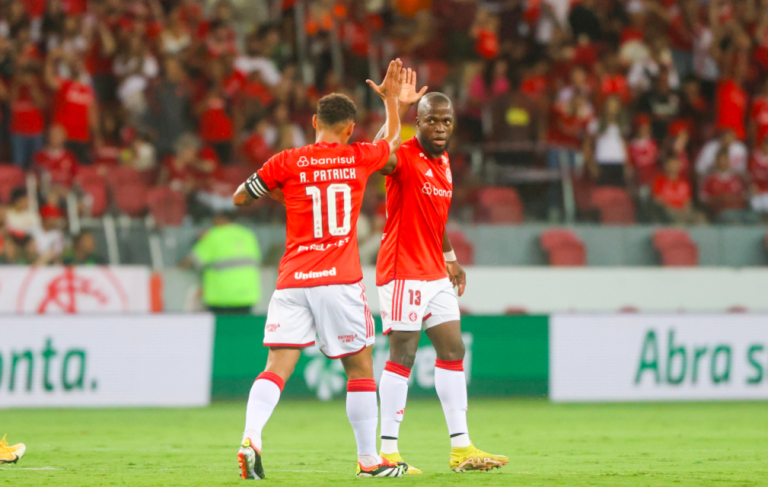 Jogadores do Internacional comemoram gol