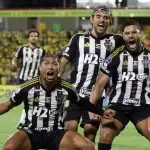 Jogadores do Atlético MG comemoram vitória no jogo de ida do playoffs da Sul Americana 2025