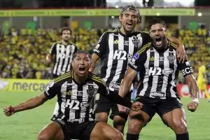 Jogadores do Atlético MG comemoram vitória no jogo de ida do playoffs da Sul Americana 2025