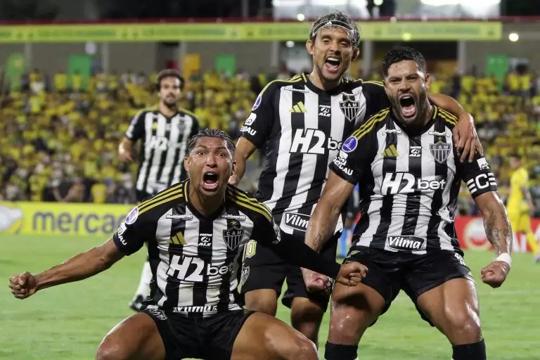 Jogadores do Atlético MG comemoram vitória no jogo de ida do playoffs da Sul Americana 2025