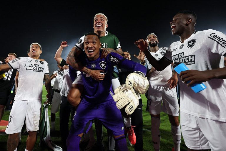 Jogadores do Botafogo comemoram classificação para final da Libertadores 2024