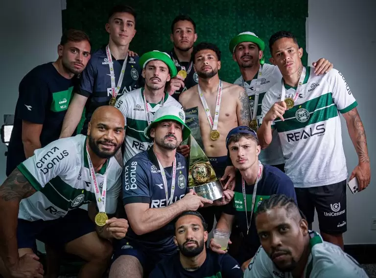 Jogadores do Coritiba comemoram título da série b 2025