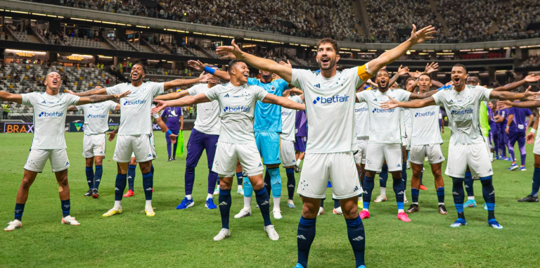 Jogadores do Cruzeiro celebram triunfo contra o Atlético-MG