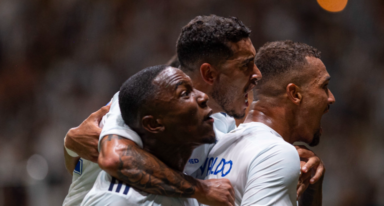 Jogadores do Cruzeiro comemoram gol diante do Atlético-MG