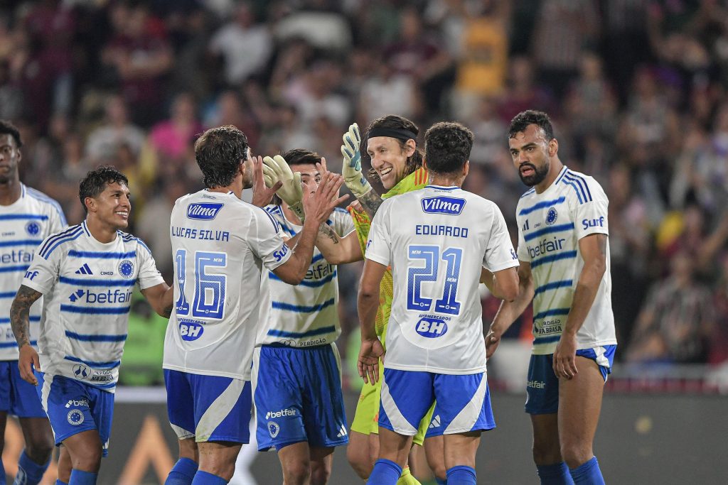 Jogadores do Cruzeiro comemoram vitória sobre o Fluminense pelo Brasileirão 2025