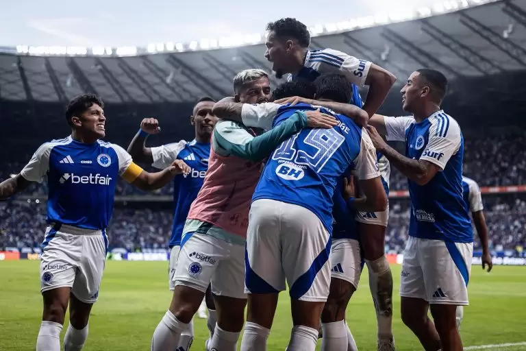 Jogadores do Cruzeiro comemoram vitória sobre o Juventude no Brasileirão 2025