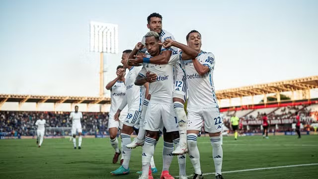 Jogadores do Cruzeiro comemoram gol contra o Atlético-GO