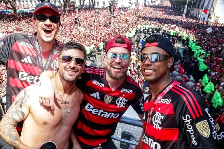 Jogadores do Flamengo comemoram conquista da Libertadores 2025 em trio eletrico no cento do Rio