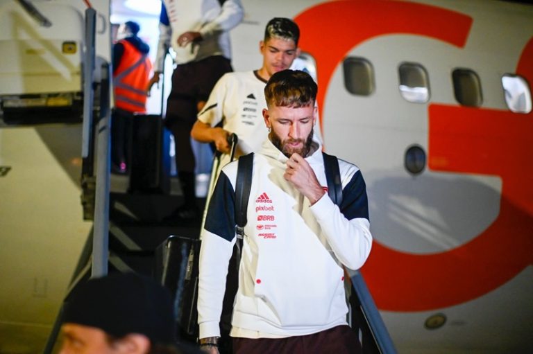 Jogadores do Flamengo desembarcam no Chile para partida pela Libertadores 2024