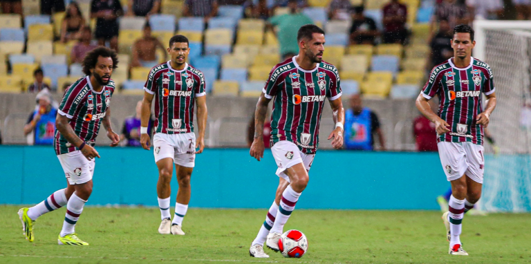 Renato Augusto, do Fluminense, controla a bola