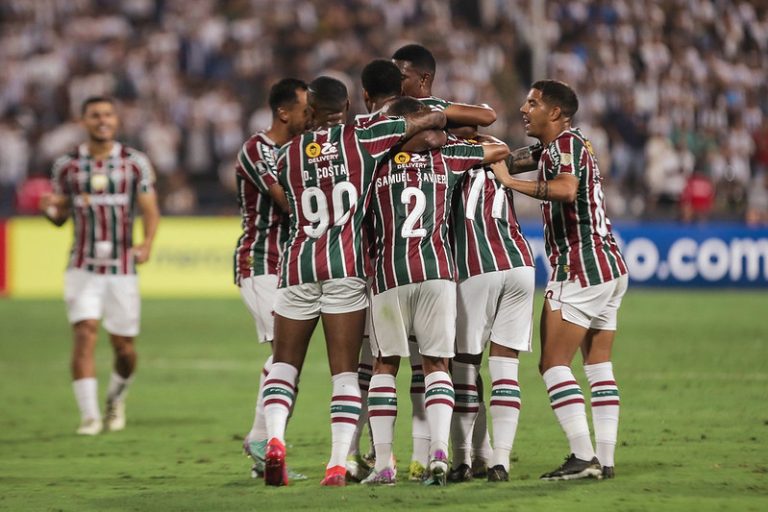 Jogadores do Fluminense comemoram gol em partida contra o Alianza Lima