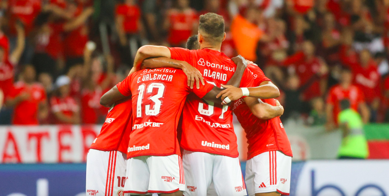 Jogadores do Internacional se abraçam depois de gol anotado