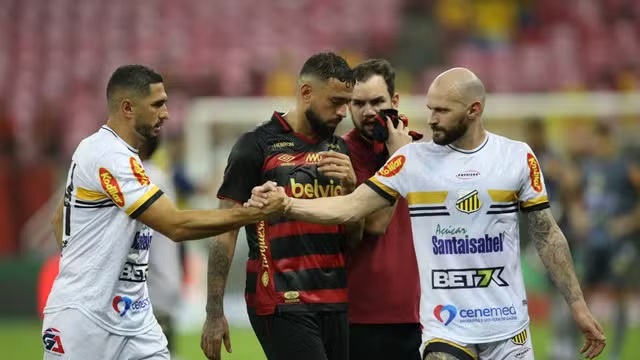 Jogadores do Novorizontino comemoram a vitória diante do Sport