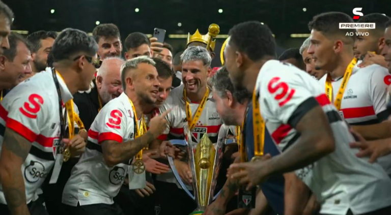 Jogadores do São Paulo erguem a taça da Supercopa do Brasil