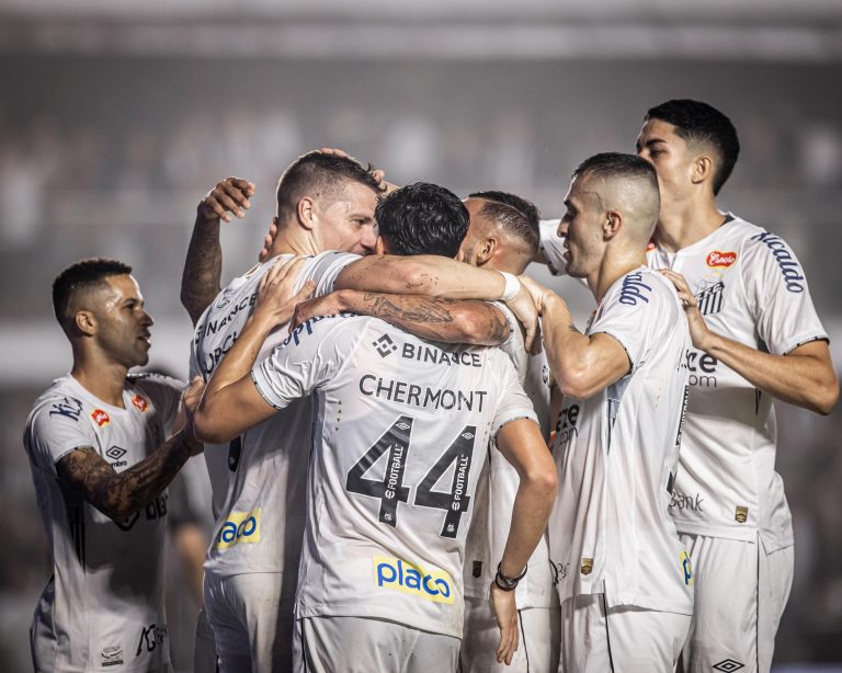 Jogadores do Santos comemoram goleada sobbre o Coritiba na Série B 2024