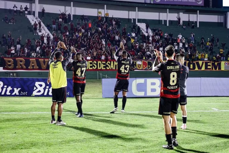 Jogadores do Sport agradecem à torcida no Brinco de Ouro, após jogo contra o Guarani