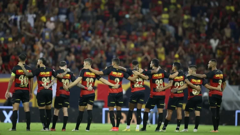 Jogadores do Sport durante confronto com o Santa Cruz