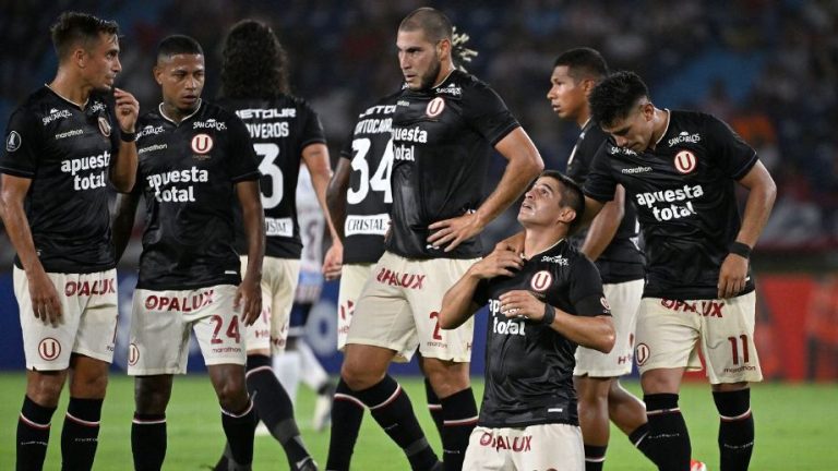 Jogadores do Universitario comemoram gol na Libertadores