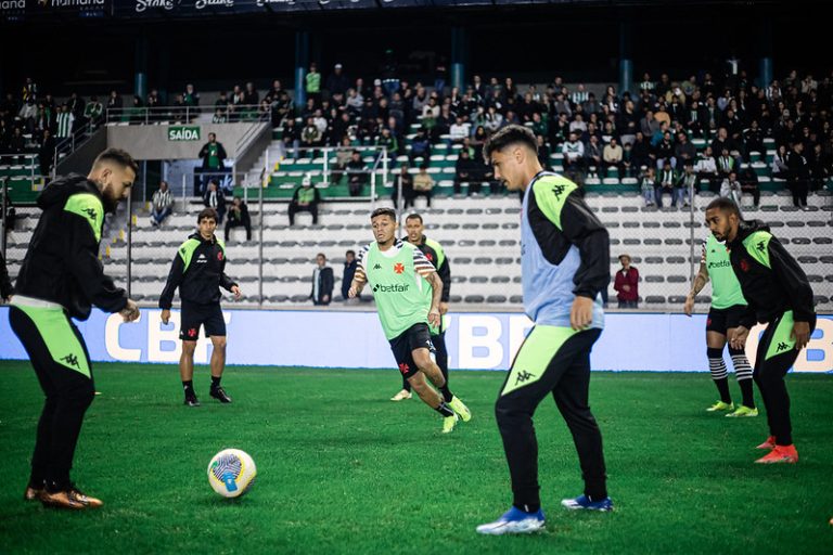 Jogadores do Vasco em aquecimento antes da partida contra o Juventude pelo Brasileirão