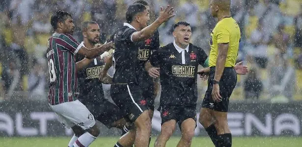 Jogadores do Vasco reclamam com árbitro do clássico com o Fluminense pelo Carioca