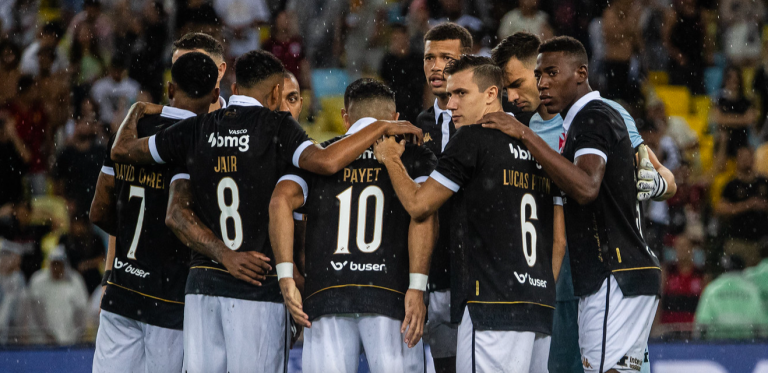 Jogadores do Vasco reunidos antes do clássico contra o Flamengo