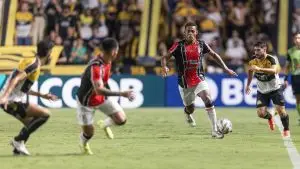 Jogadores de Criciúma e Joinville disputam a bola no gramado