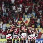 Jogadores do Flamengo reunidos durante partida contra o Tachira, pela Libertadores